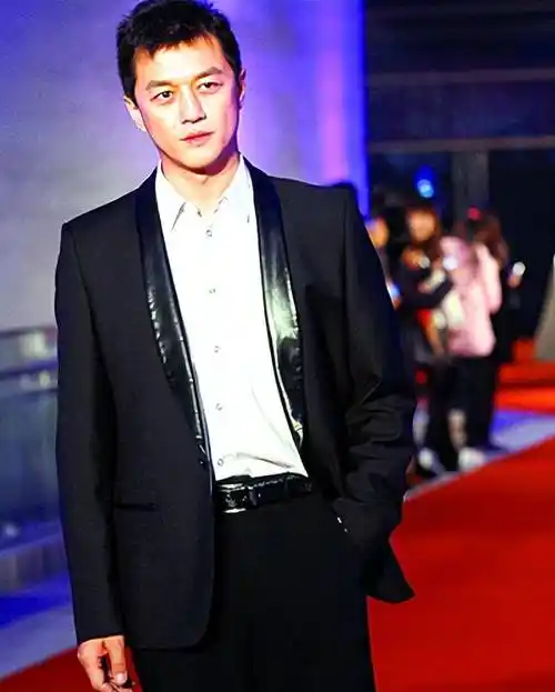 52岁李亚鹏情绪崩溃!称还不起钱吃一周外卖,李湘前夫打赏引热议