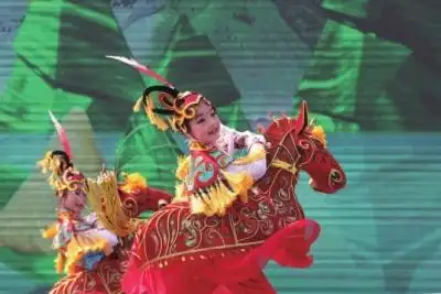 儿童竹马精彩表演