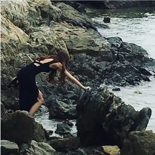 陈露在日本度假出浴后玩自拍