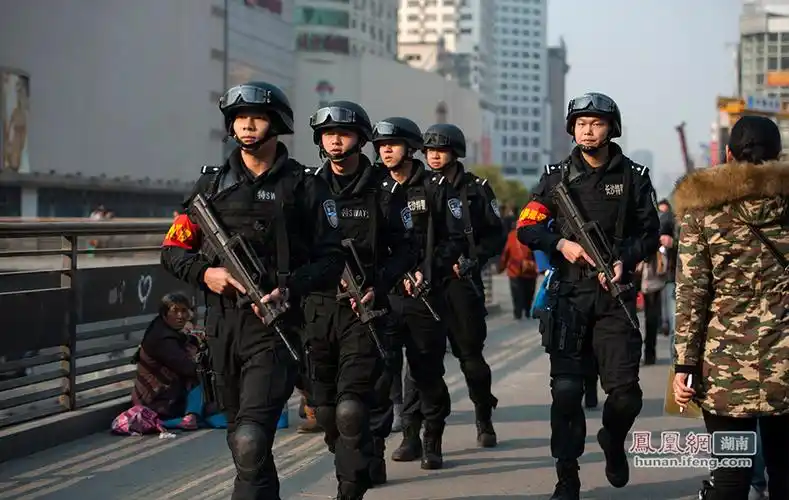 1月24日,一队全副武装,精神抖擞的特警在长沙黄兴路步行街口一带巡逻