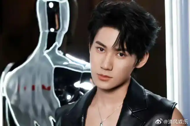 张真源无袖皮衣