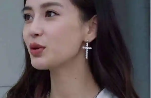 在《潮流合伙人》这档综艺中,主要是吴亦凡主理,杨颖是合伙人(baby)