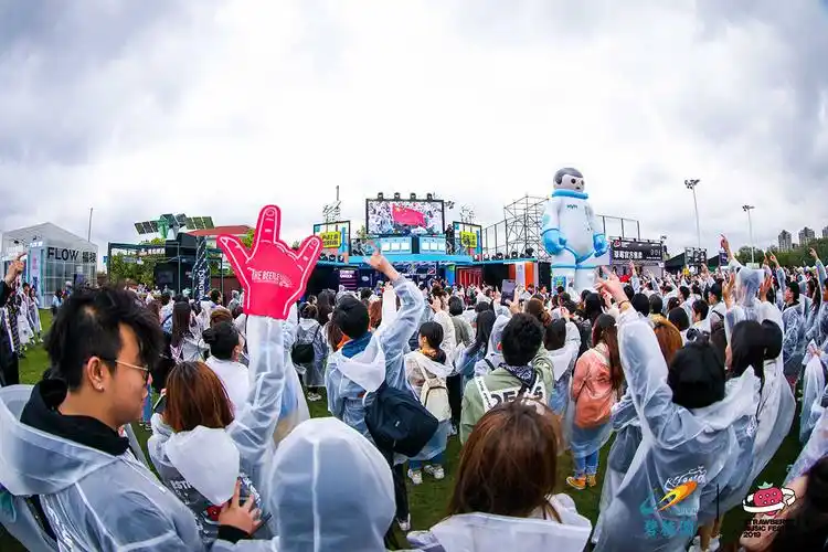 上海超级草莓音乐节开show咯