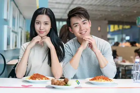 男女交叉对坐甜蜜的年轻情侣在餐厅用餐照片