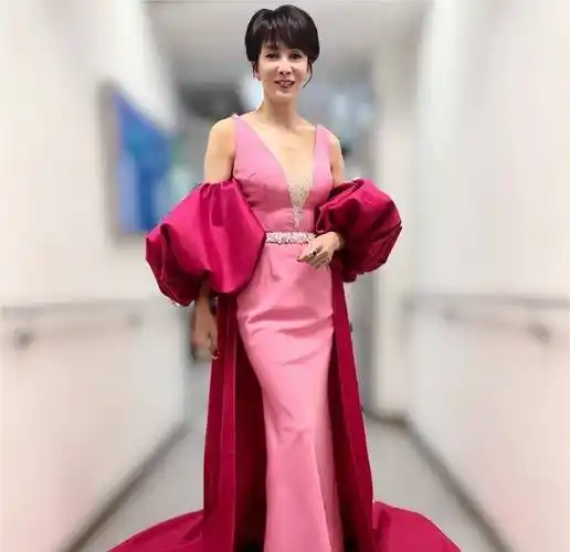 郑裕玲晒全身照,整容脸与年轻时判若两人,曾在金马奖调侃黄渤_蔡康永