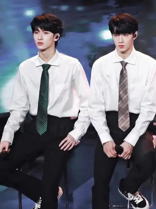 #严浩翔说回去请刘耀文吃大餐##严浩翔晒合照为刘耀文17岁庆生#