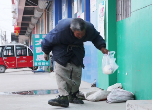 对不起,我们把你当成了"乞丐",实拍让人感动的一位流浪汉