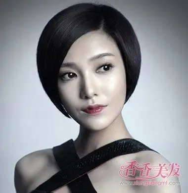 郭采洁偏分包脸沙宣头发型