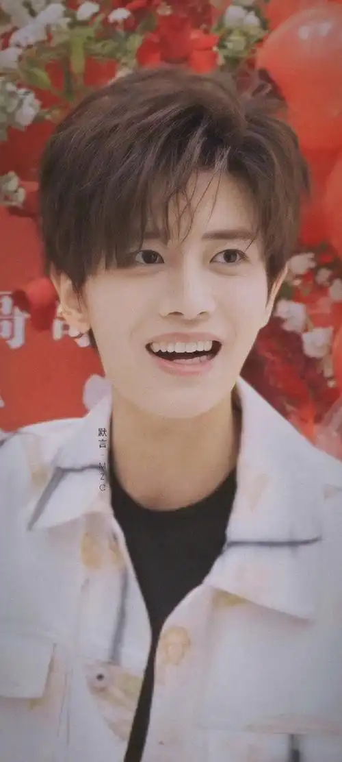 任嘉伦超话好甜的笑容截到了～可爱的宝@任嘉伦allen任嘉伦|卡大头版