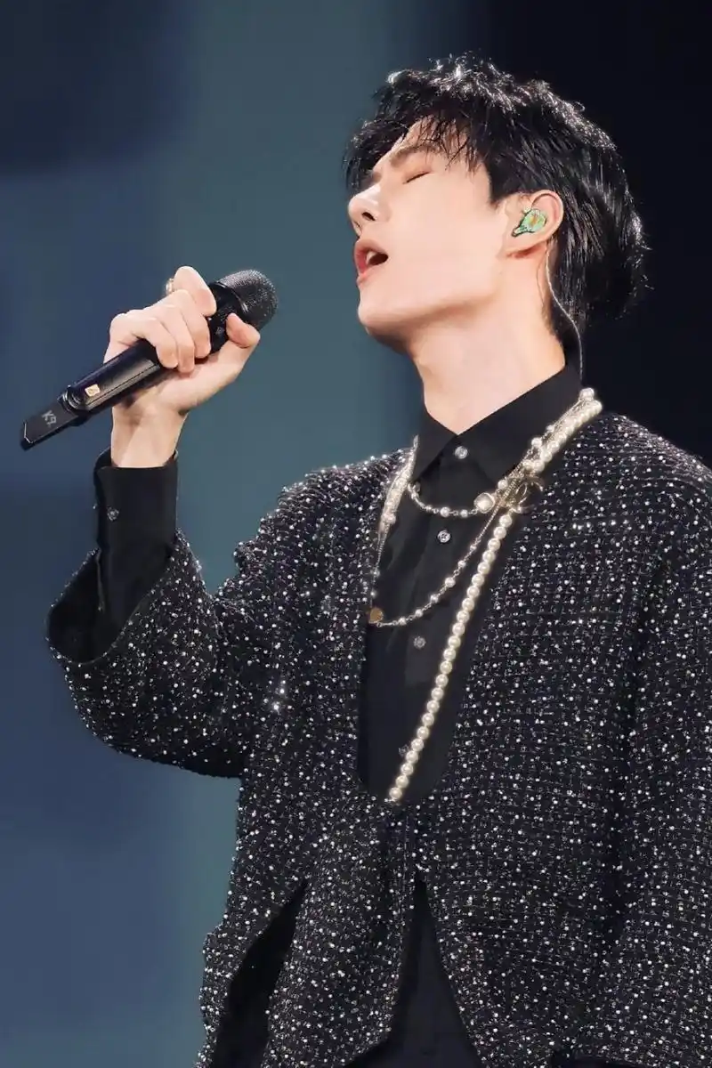 王一博确认参加12月17日的星光大赏活动 整个期待住了 又可以欣赏美美