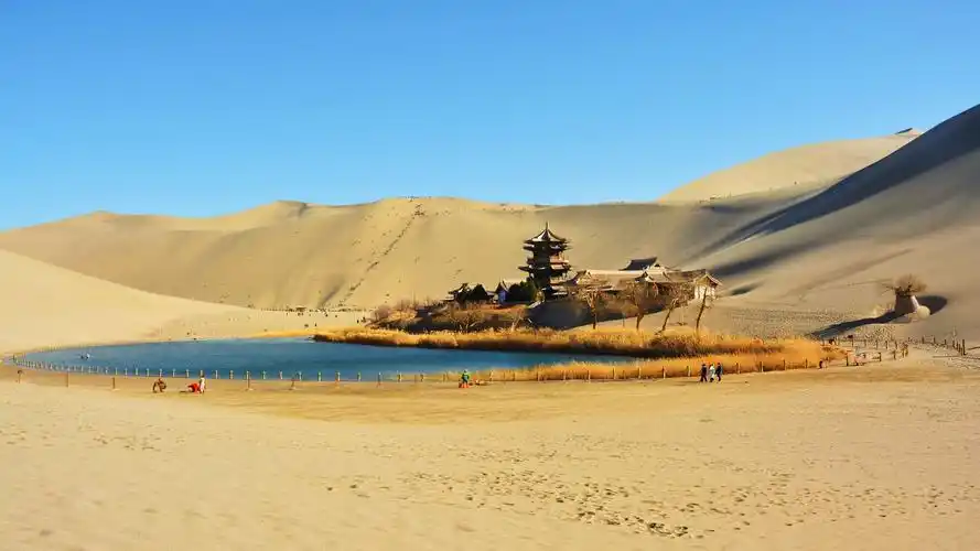 春节游鸣沙山月牙泉