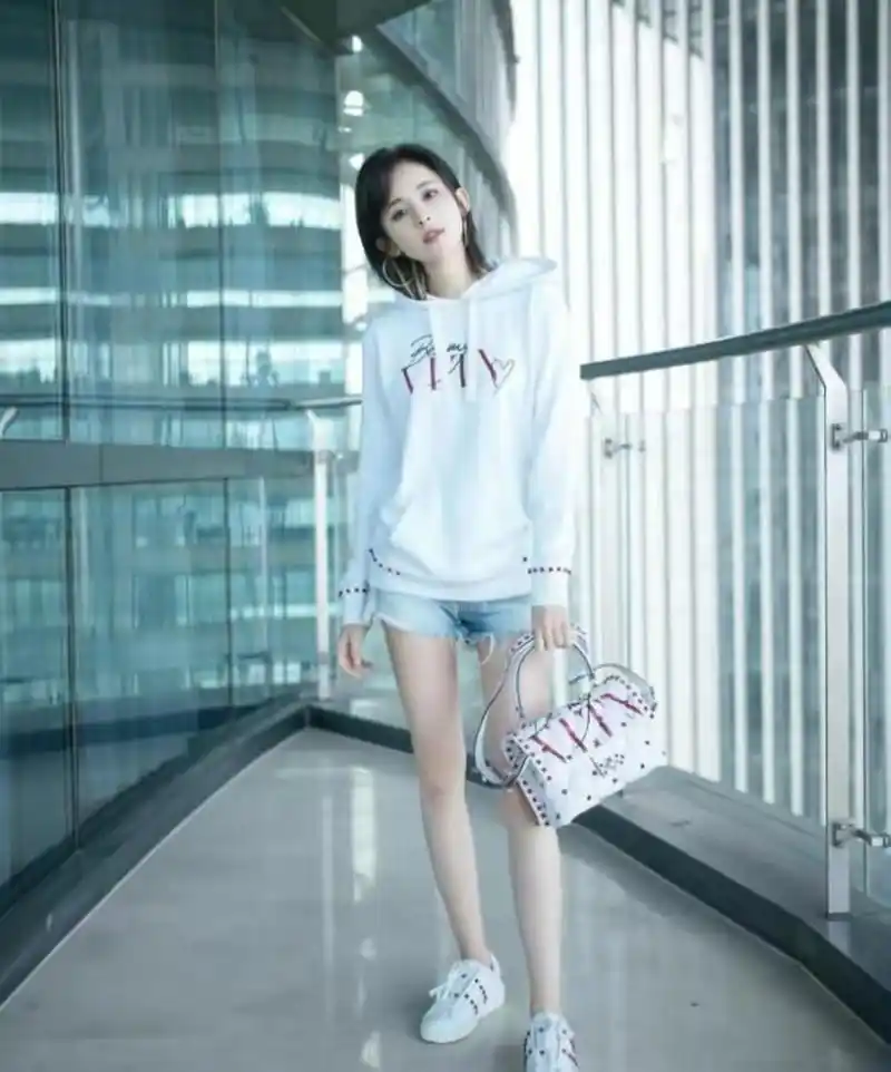 也是将古力娜扎一双白嫩而又纤细的美腿展露的淋漓尽致,看上去更加的