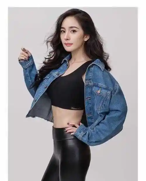 张嘉倪长相极为甜美,牛仔外套搭卫衣真洋气,33岁的她很有少女感