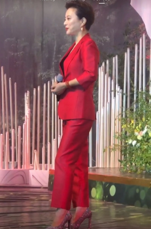 57岁李玲玉近况曝光,现身婚庆卖力演出,递话筒无人理遭哄笑_手机搜狐