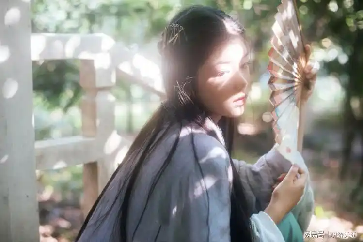 赵蕴卓古装扮相,带着闯荡江湖的侠女气质,让人心动不已