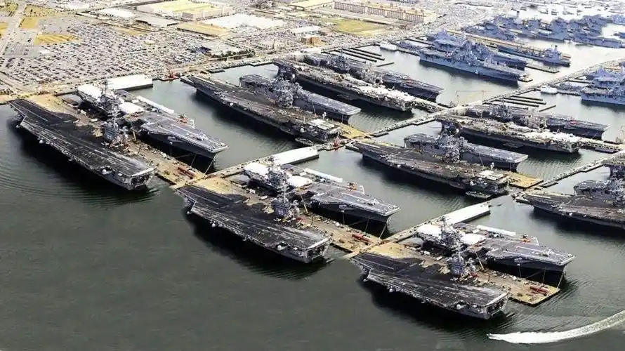 美国海军基地航母云集太壮观了
