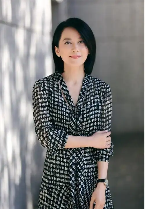 俞飞鸿短发造型真优雅穿波点连衣裙配黑色手表女神气质挡不住