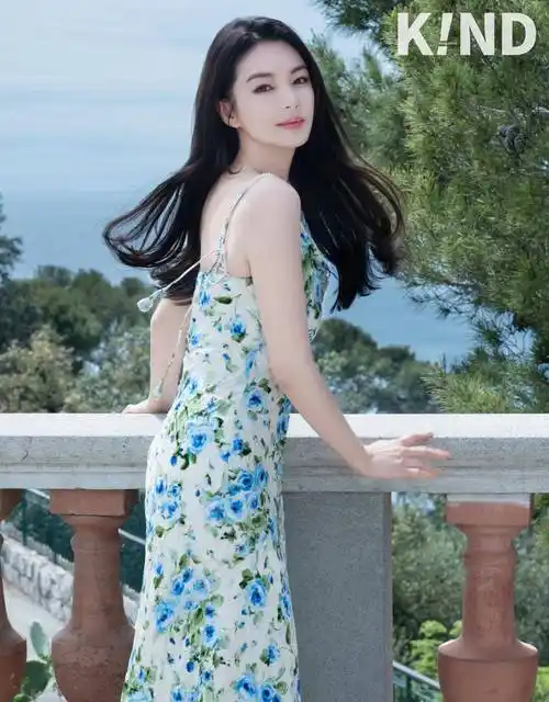 争议后张雨绮首登封面,穿衣抹身材,国外街头大秀好身材_时尚_黑色