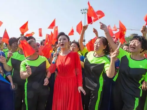 刘媛媛杨艺相约田村山与千名广场舞者歌唱新时代