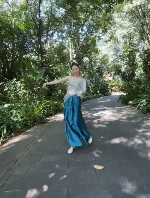 陈露晒跳舞视频满脸笑容状态好粉丝仙女下凡