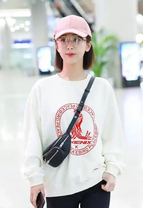 杨紫换了甜酷风更洋气,穿白色卫衣配牛仔裤好酷._衣服_风格_联络