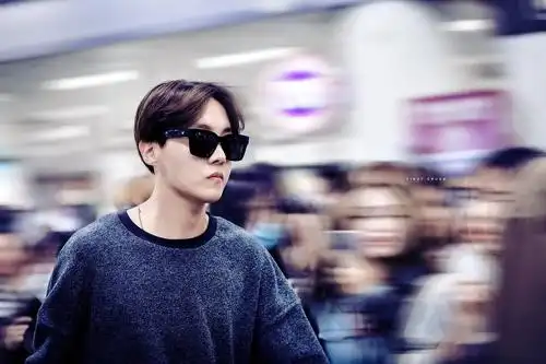 郑号锡生活照男友风 cr logo