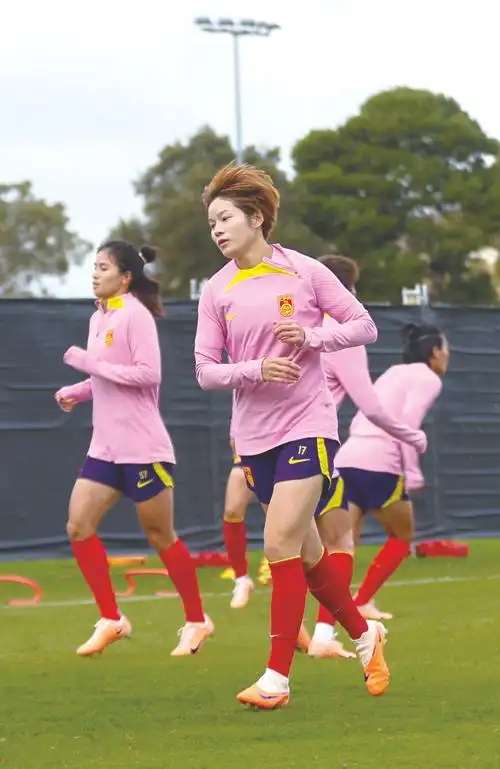 7月9日,中国女足队员张馨在训练中