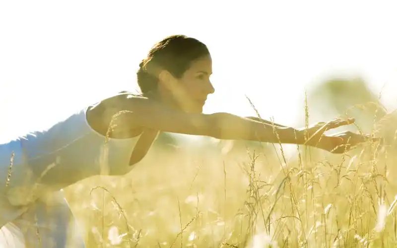 非主流逆光唯美意境麦田美女背影治愈系桌面壁纸下载(一)