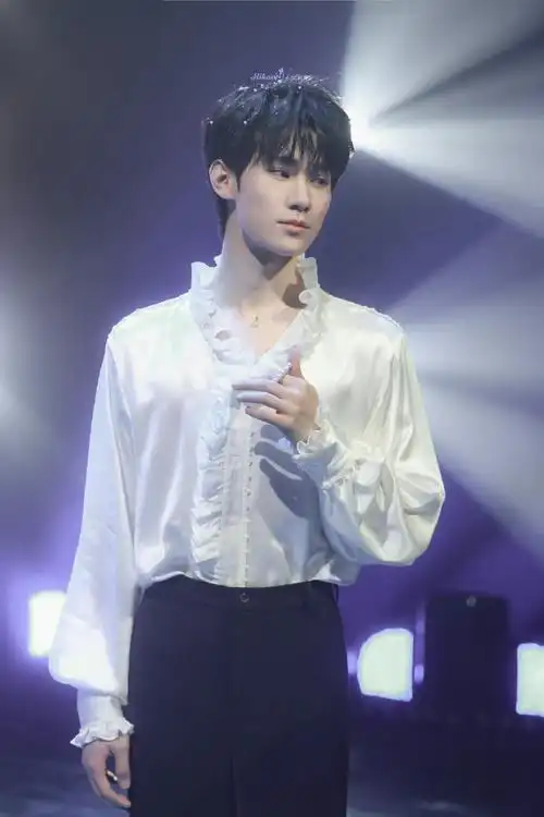 张真源白衬衫造型饭拍路透