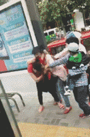 大妈吵架搞笑gif-大妈吵架表情包gif下载-乐游网游戏下载