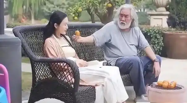 喜讯72岁张纪中又当爹了娶了杜星霖后生活多美满