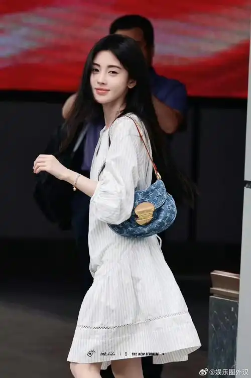 鞠婧祎机场听粉丝唱生日歌  白色条纹裙好美 比心太甜了吧  #鞠婧祎听