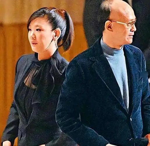 孤独的郑欣宜继承千万遗产妈妈肥姐早逝爸爸郑少秋另娶