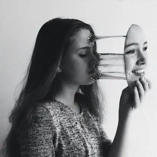 一个人在生活中强颜欢笑 面对好笑的事 丝毫没有感觉这属于那种人