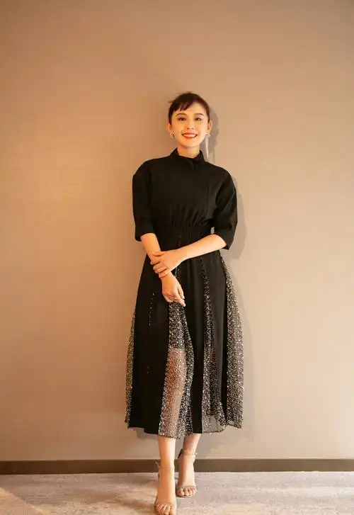 热依扎产后复出,穿小黑裙勒出蛮腰力证自己恢复好,魅力更胜从前