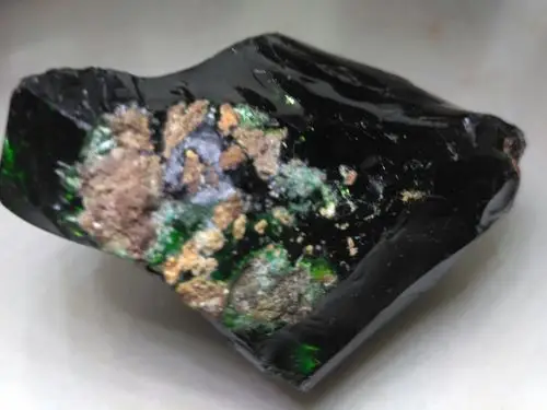 绿玻璃陨石现在市场值一克值多少?