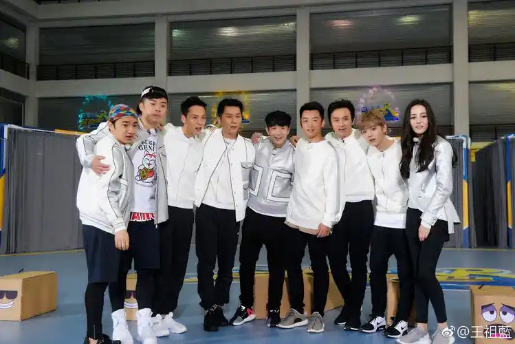 祖蓝更新跑男家族合照一张,麻烦大家看一下镜头好吗