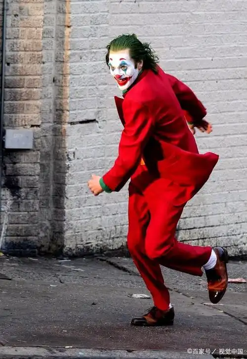 《小丑》一个本想给世界带来欢乐的恶魔