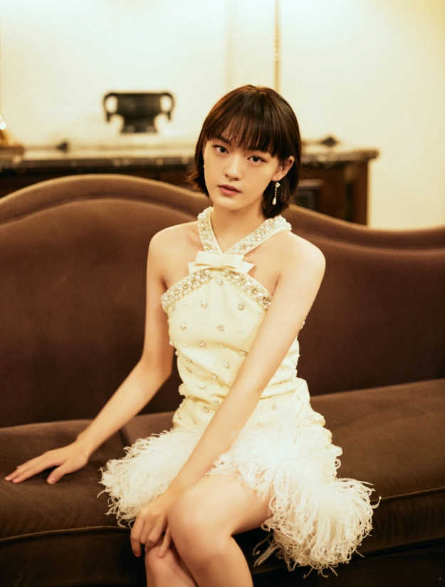 文淇全新大片,西瓜红套装配乐福鞋,不足18岁自带高级脸