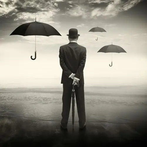 拄把长柄雨伞扮绅士