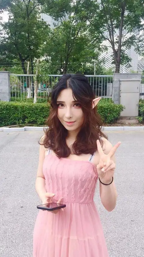 非诚勿扰小丑女再次放飞自我,每期一个不同造型,太亮眼了_范玲薇