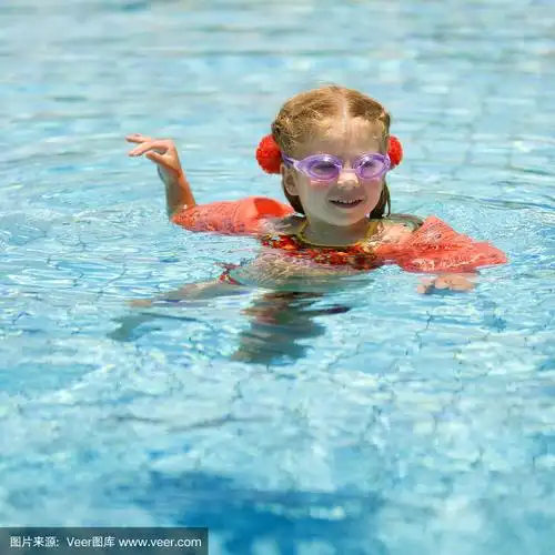 小女孩在游泳池里游泳