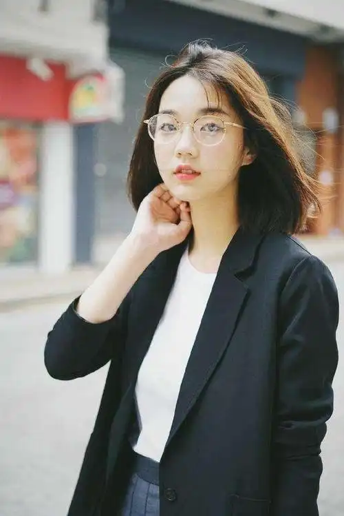 女生戴眼镜拍照如何拍出美感?那你试试这样拍,文艺清新派小技巧
