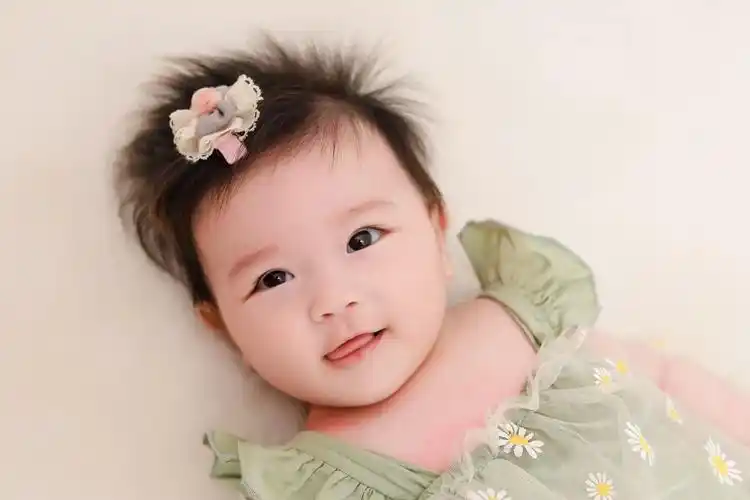 红豆的百日照.#宝宝百天照 #一家三口  小红豆,做你的爸爸 - 抖音