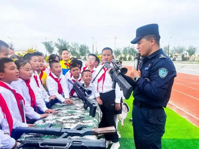 在和硕县公安局特警大队操场上,桌子上摆放的一件件威武霸气的警用