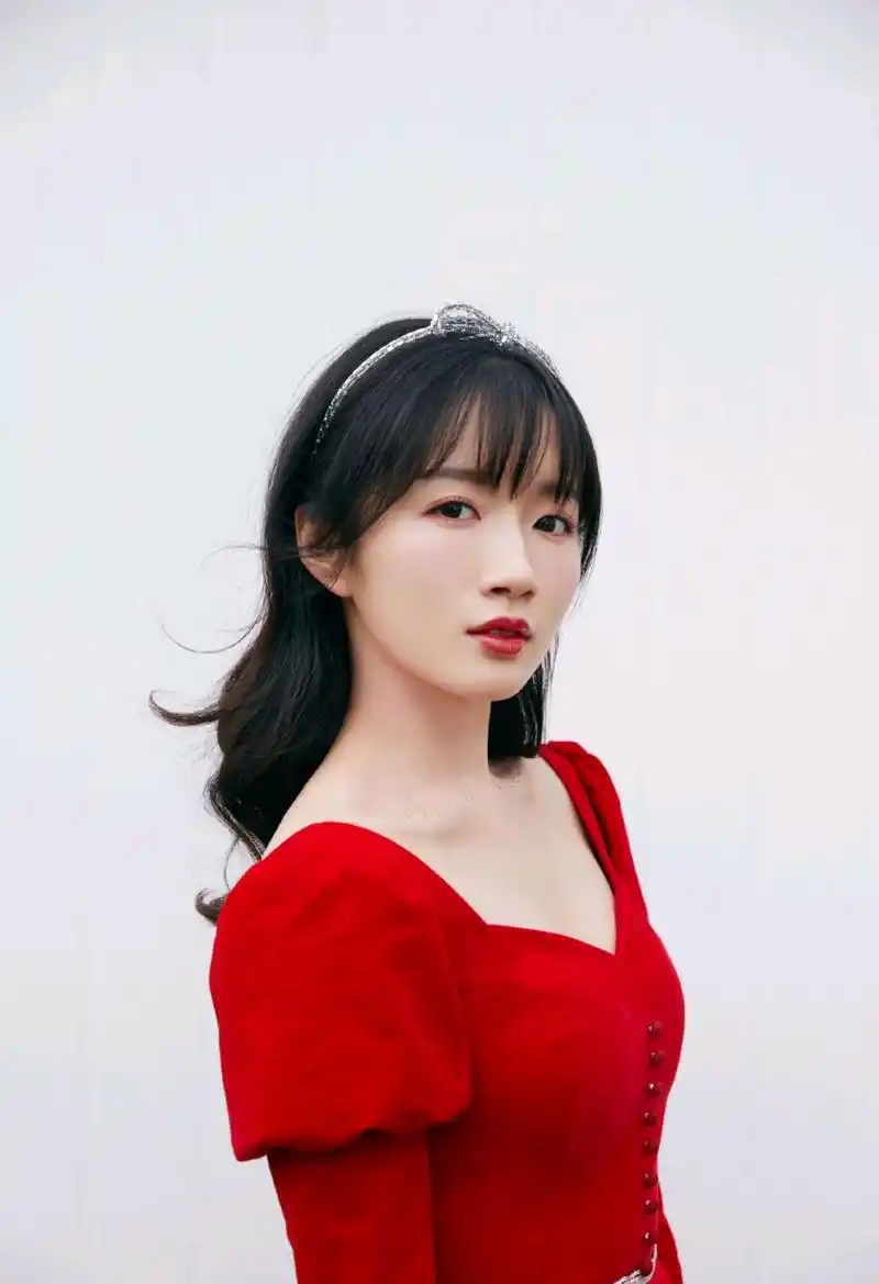 李浩菲,1999年6月15日出生于北京市,中国女演员,主持人,就读于中国