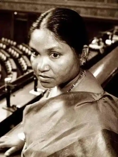 印度最狠的女人:11岁被性侵,18岁屠村复仇,当选议员后却遭枪杀