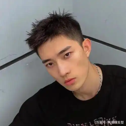 款锅盖头发型;现在天气比较炎热,所以咱们男生的头发就不要留得太长了