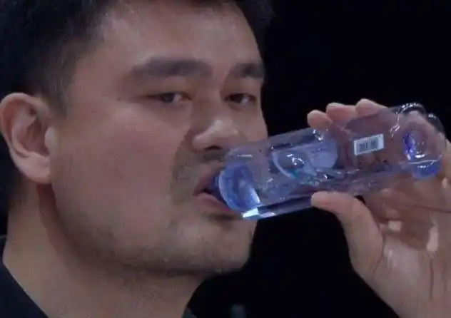 原创nba球星是如何喝水的?奥尼尔像在喝口服液,伊巴卡直接喝桶装水