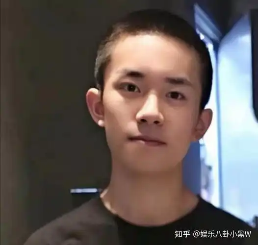 易烊千玺寸头照片也太帅了吧果然寸头是检验颜值的最后手段